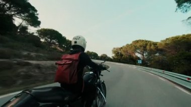 Genç kadın motosiklet sürücü Bisiklet