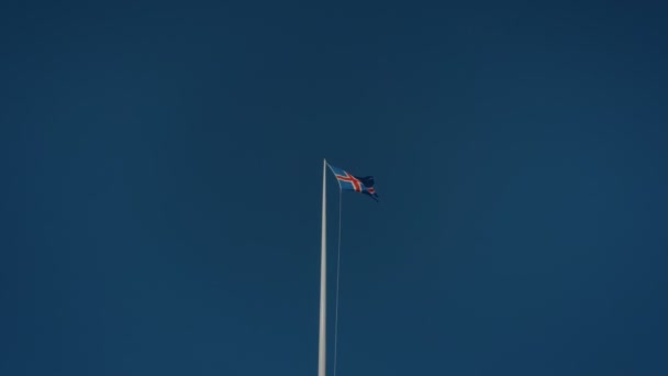 Iceland flag on pole in blue skies — Stock Video