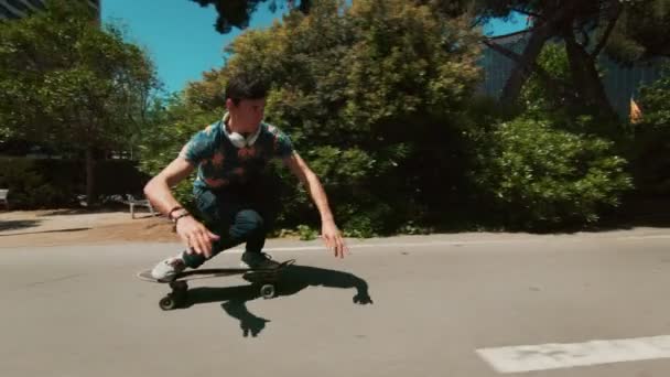 Junger Mann fährt Longboard in Park — Stockvideo