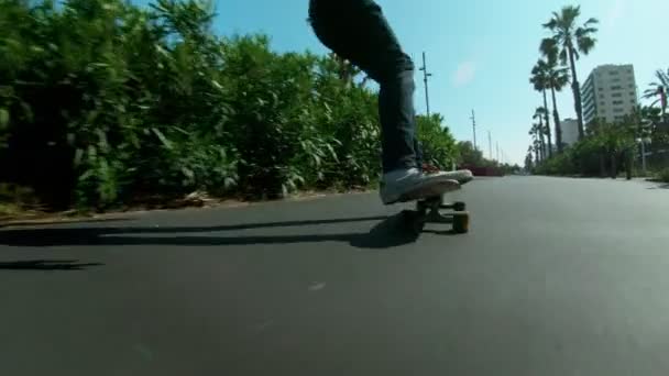 Skateboarder monta longboard na praia califórnia — Vídeo de Stock