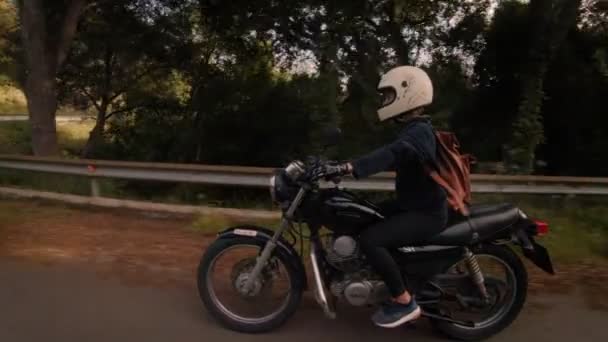 Joven conductora de motocicleta en bicicleta — Vídeo de stock
