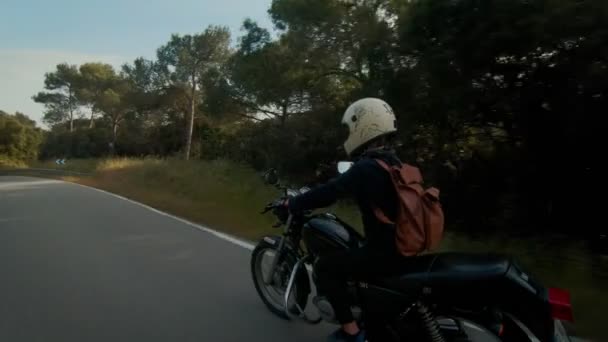 Joven conductora de motocicleta en bicicleta — Vídeos de Stock