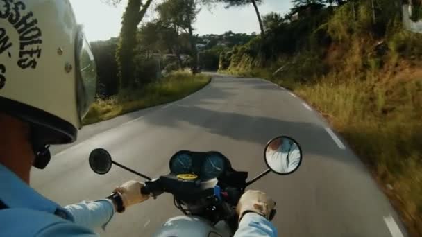 Вид через плечо на водителя мотоцикла — стоковое видео