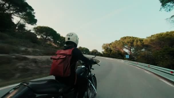 Joven conductora de motocicleta en bicicleta — Vídeo de stock
