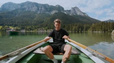 Yakışıklı adam satır dağ Gölü, teknede
