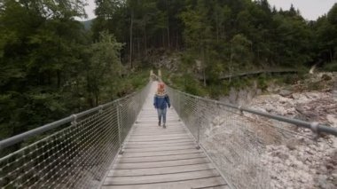 Genç kadın epik asma köprü araştırıyor