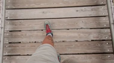 POV ahşap köprü üzerinde yürüyüş botları