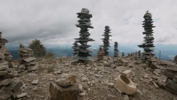 Cairns opgestapeld op de top van de top van de berg — Stockvideo