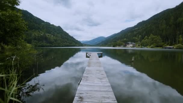 산 알파인 호수 표면의 풍경 — 비디오