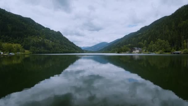 Paisaje de la superficie del lago alpino montaña — Vídeos de Stock