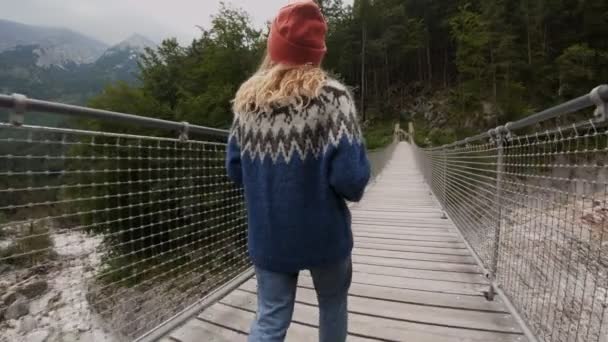 Joven fotógrafo explora puente colgante épico — Vídeo de stock