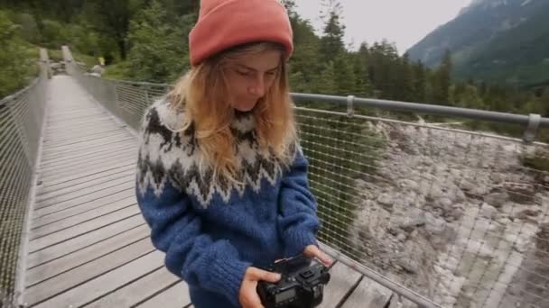 Millennial estilo de vida fotógrafo al aire libre — Vídeo de stock
