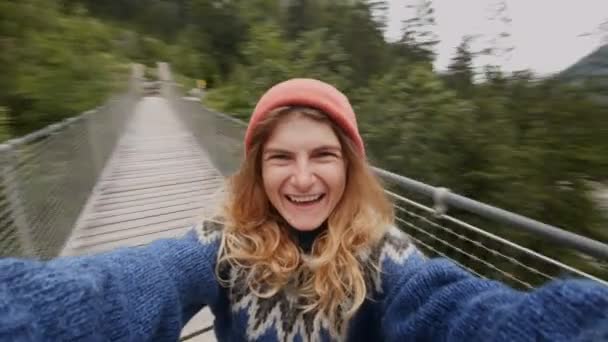 Glada unga turist snurrar i skogen gör selfie — Stockvideo