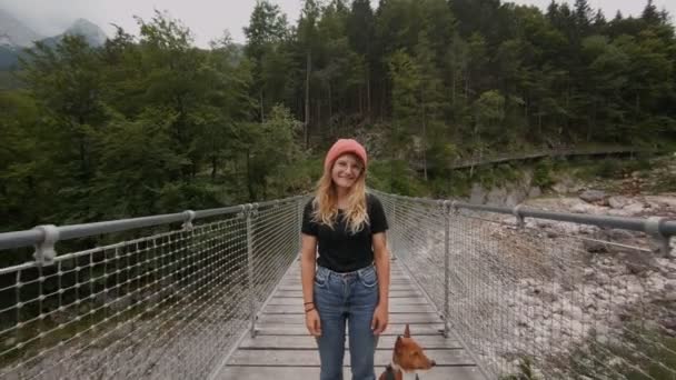 Millennial hipster turista na natureza com cão — Vídeo de Stock