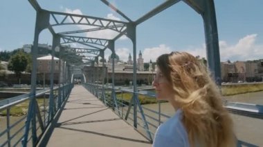 Genç yetenekli kadın fotoğrafçı Köprüsü'nde