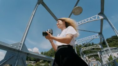 Genç yetenekli kadın fotoğrafçı Köprüsü'nde