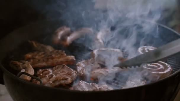 Barbacoa parrilla embutidos de carne en la terraza al aire libre — Vídeos de Stock