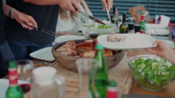 Dîner en plein air sur la terrasse servir la nourriture et partager 