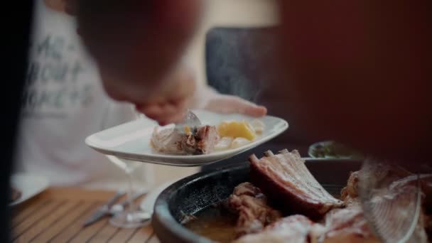 Dîner en plein air sur la terrasse servir la nourriture et partager — Video