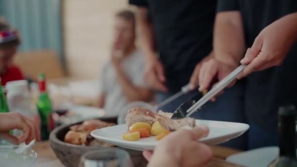 Dîner en plein air sur la terrasse servir la nourriture et partager 