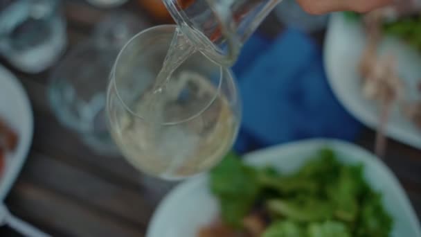 피크닉 테이블에 녹색 맛 있는 샐러드를 제공 하는 손님 — 비디오