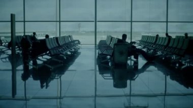 Boş terminal hub salonda bekliyor
