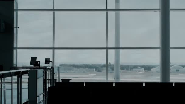 Самолет вылетает из терминала аэропорта — стоковое видео