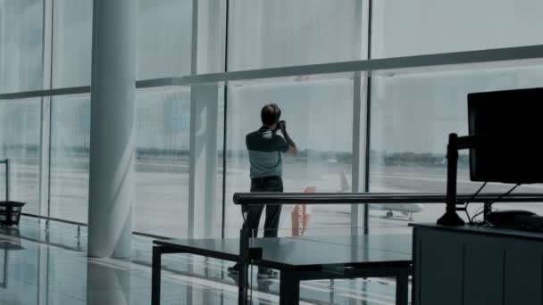 Fotógrafo no terminal do aeroporto vazio — Vídeo de Stock