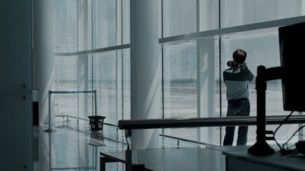 Photographer in empty airport terminal — Stock Video