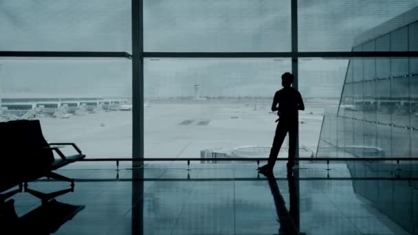 Fotógrafo no terminal do aeroporto vazio — Vídeo de Stock