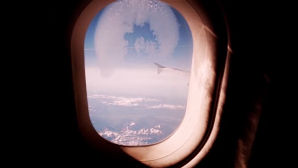 Vista da janela do avião nas nuvens ao pôr-do-sol — Vídeo de Stock