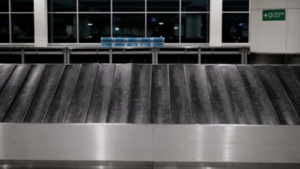 Lege bagage gordel in de luchthaventerminal — Stockvideo