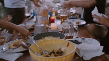 Arkadaşlarınız ve ailenizle terasta yemek