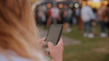 Hipster genç festivalinde smartphone kullanır