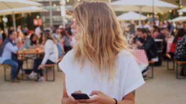 Hipster genç festivalinde smartphone kullanır