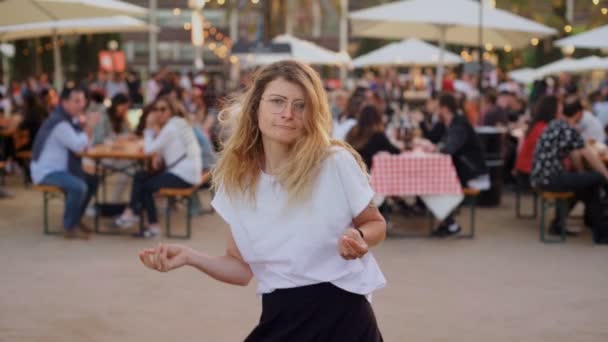 Joven hipster milenial divertido baile movimientos — Vídeo de stock