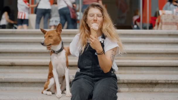 Menina engraçada bonito come gelado com cão — Vídeo de Stock