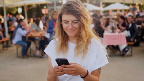 Hipster adolescent au festival utilise smartphone — Video