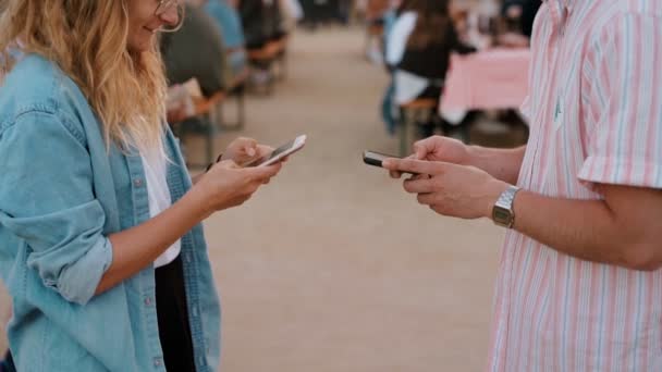 Vrienden gebruiken smartphones op partij of muziek festival — Stockvideo