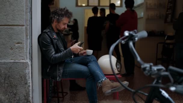 Ενηλίκων μοντέρνα άνθρωπος πίνει καφέ έξω από — Αρχείο Βίντεο