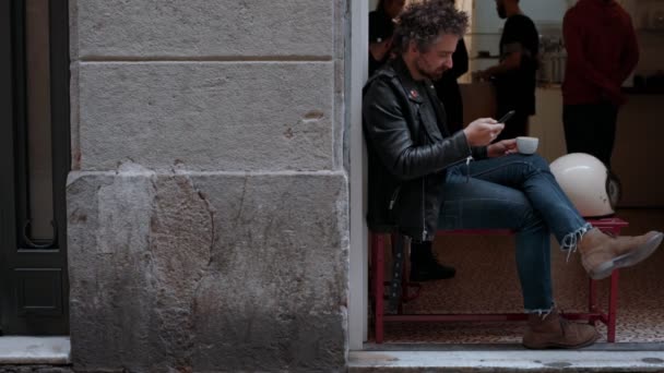 Homme à la mode adulte boit du café dehors — Video