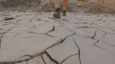 Kadın deri Çizmeli kuru fıçı toprak üzerinde yürüyor