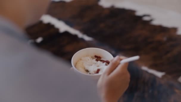 Yoga jeune femme mange de la farine d'avoine avec chia — Video