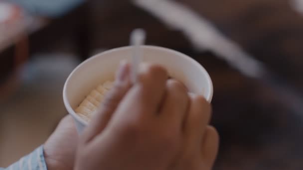 Yoga jeune femme mange de la farine d'avoine avec chia — Video
