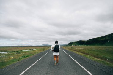 Boş yol ortasında Seyahat fotoğrafçı
