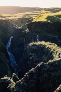 serin bin yıllık hipster seyahat dağ gezi