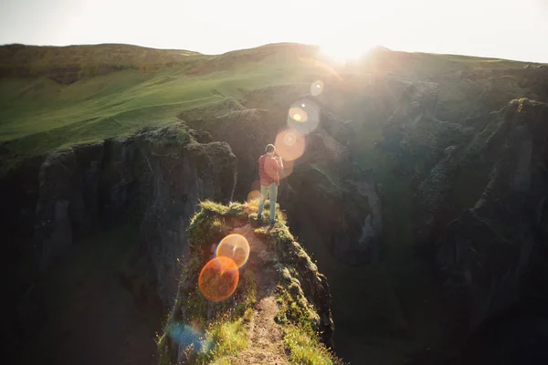 Fresco viaggiatore hipster millenario in gita in montagna — Foto Stock