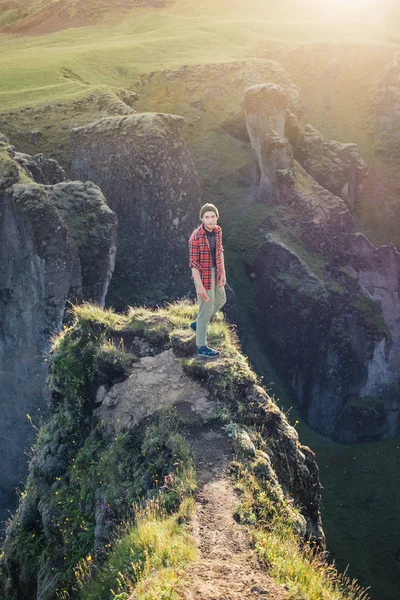 Hűvös ezeréves csípő traveler mountain utazás — Stock Fotó