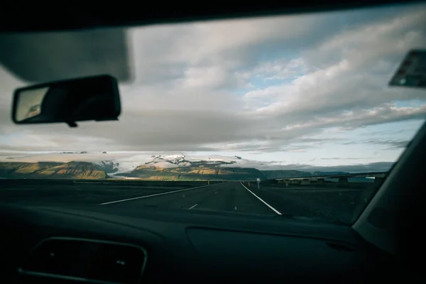 Vista na estrada na Islândia durante a viagem de carro — Fotografia de Stock