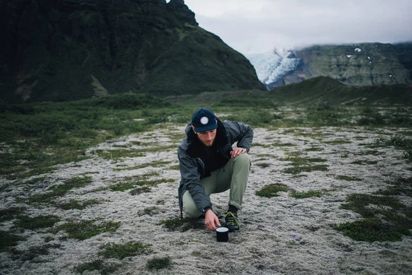 Caminhante ou turista em iceland viagem no caminho — Fotografia de Stock